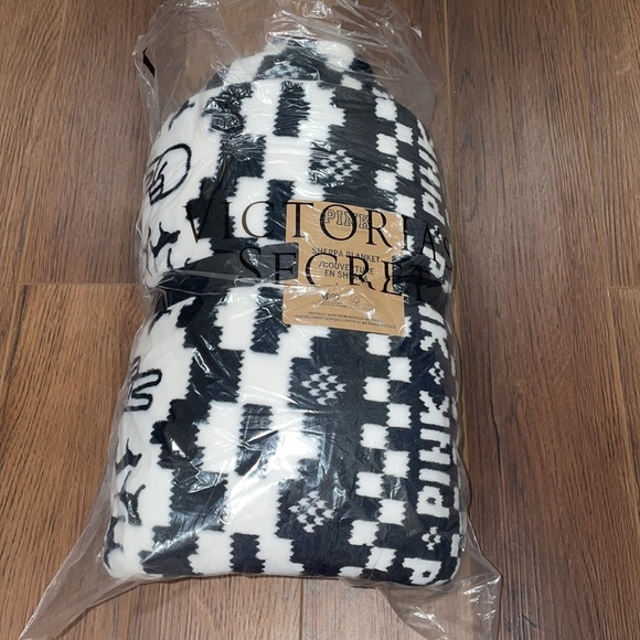 (Brand New) black and white Sherpa PINK blanket - Picture 4 of 4
